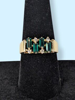 Vintage 18KGE Green & White Stone Ring
